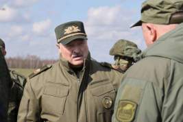 Лукашенко подписал закон о рассылке СМС-повесток призывникам