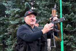 Лукашенко покинул свою резиденцию с автоматом в руках
