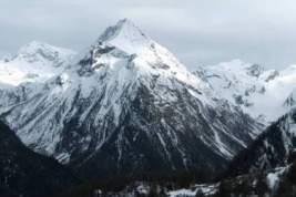 Лыжник столкнулся с другим туристом при спуске с Эльбруса и погиб