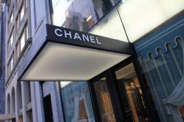 Магазинам Chanel за границей запретили продавать россиянам товары бренда