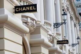 Магазины Chanel в Париже обклеили стикерами с Гитлером из-за дискриминации россиян