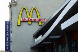 «МакДоналдс» вернется к работе в России под другим брендом и сохранит сотрудников