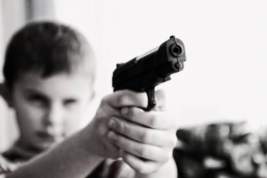 Мальчик выстрелил себе в грудь из пистолета отца