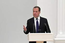 Медведев назвал число принятых на службу по контракту с начала года