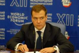 Медведев заявил, что лучше потратить большие деньги на социальные программы, чем на переезд чиновников