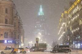 Москва утонула в сугробах: снегопад парализовал столицу на весь уикенд