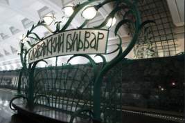 Мужчина угрожает взорвать гранату на станции метро «Славянский бульвар» в Москве