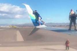 Мужчина залез на крыло самолёта в аэропорту Лас-Вегаса