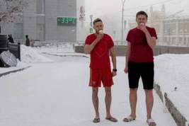 Мужчины в летней одежде и с мороженым при минус 33 градусах вызвали у властей Новосибирска подозрения в пропаганде ЛГБТ