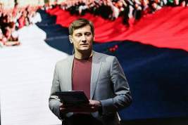 На даче политика Дмитрия Гудкова проходит обыск