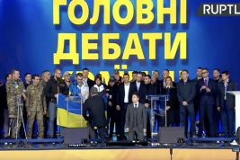 На дебатах Зеленский и Порошенко встали на колени
