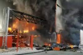На горящем в Свердловской области предприятии произошёл взрыв