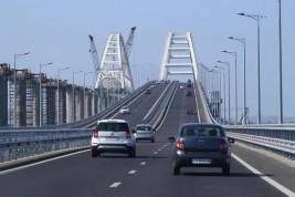 На Крымском мосту сохраняется пробка: машины ждут своей очереди на досмотр 6-8 часов