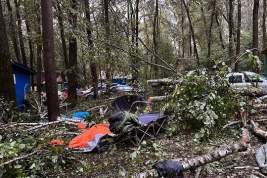 На лагерь байкеров под Калугой обрушился ураган: погибли два человека
