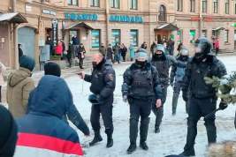 На несанкционированной акции в Санкт-Петербурге полицейский достал табельный пистолет