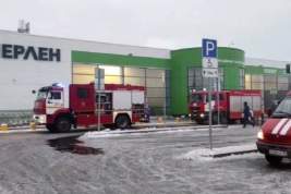 На проспекте Буденного в Петербурге загорелся гипермаркет «Леруа Мерлен»