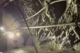 На руднике в Амурской области произошел обвал: 13 человек заблокированы под завалами, введен режим ЧС