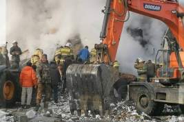 На Сахалине из-за взрыва газа обрушился подъезд пятиэтажки: погибли не менее семи человек