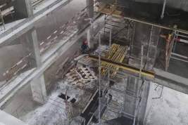 На стройке трёх рабочих залило бетоном при обрушении лесов