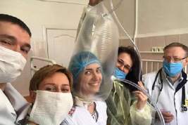 На Украине начали лечить пациентов с коронавирусом при помощи пакетов на голове