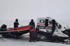 На юге Сахалина МЧС проводит операцию по спасению рыбаков, которые оказались на оторвавшейся льдине