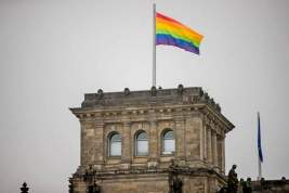 Над бундестагом в Берлине впервые подняли радужный флаг
