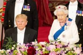 Наряд королевы Елизаветы II сочли троллингом в сторону Трампа