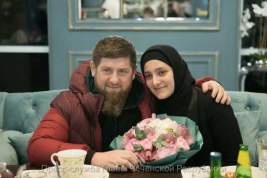 Назначенная накануне вице-премьером правительства старшая дочь Рамзана Кадырова стала «Народным артистом Чечни»
