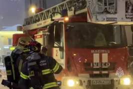 Названа вероятная причина пожара во дворе здания «Известия холл»