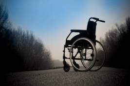 Неизвестный мужчина надругался над женщиной в инвалидной коляске