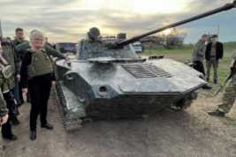 Немцы высмеяли министра обороны Германии Ламбрехт из-за нелепой фотографии на Украине