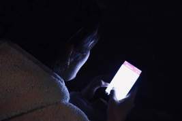 Невролог раскрыла опасность сна рядом со смартфоном