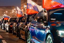 Ночной автопробег прошел по улицам Москвы ко Дню российского флага