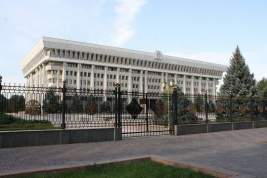 Обрадовавшиеся отставке президента киргизы выдвинули новое требование