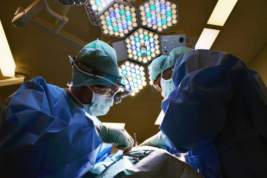 Оперирующий знаменитостей хирург собирал дома человеческие кости