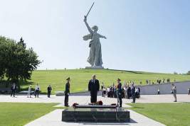Памятник астраханцам-защитникам Сталинграда торжественно открыли на Мамаевом Кургане в Волгограде