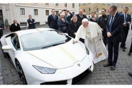 Папа Римский Франциск продал подаренный ему Lamborghini