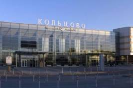 Пассажиры разбившего хвост самолета застряли в Екатеринбурге