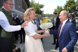 Песков рассказал, какие вопросы обсуждались на встрече Путина с главой МИД Австрии