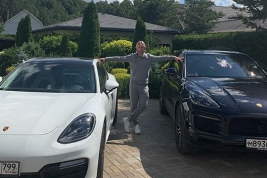Плющенко ответил фанатам на критику фото с двумя Porsche