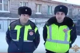 По приказу главы МВД Владимира Колокольцева двух инспекторов ДПС наградят за спасение людей на пожаре