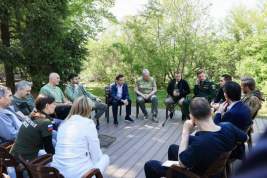 Подмосковный губернатор Андрей Воробьев навестил бойцов спецоперации в реабилитационном центре «Ясенки»