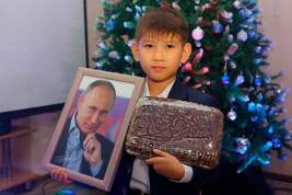 Попросивший у Путина акции «Газпрома» школьник получил портрет президента и пряник
