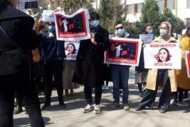 После убийства похищенной «женихом» Айзады Канатбековой жители Бишкека вышли на митинг к зданию МВД