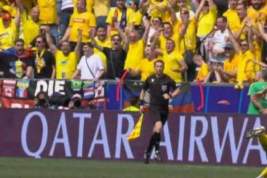 После запрета УЕФА болельщики развернули на трибуне во время матча сборной Украины флаг ДНР