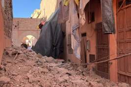 После землетрясения в Марокко многие жители провели ночь на улице и боятся возвращаться в свои дома