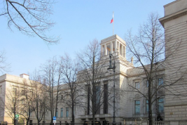 Посольство РФ в Берлине неизвестные забросали баллонами с краской
