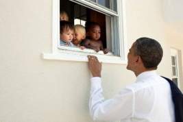 Пост Обамы с его фотографией с детьми разных рас стал самым популярным в истории Twitter