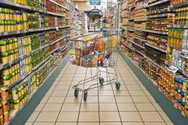 Появилось видео нападения продавцов супермаркета на покупателя