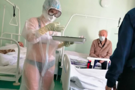 Появление тульской медсестры в защитном костюме поверх бикини объяснили